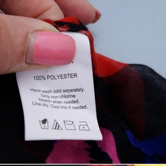 S.WA.K‎ lipstick lips scarf NWOT - Picture 3 of 6